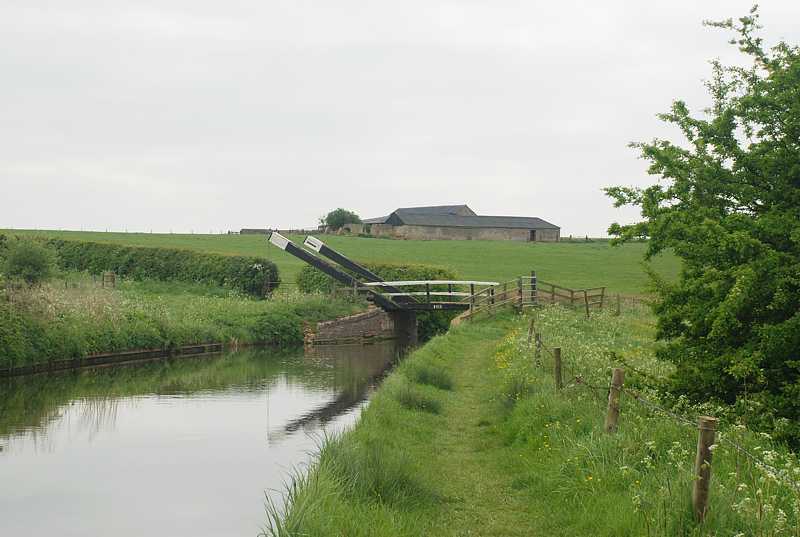 Swing bridge on the Oxford Canal